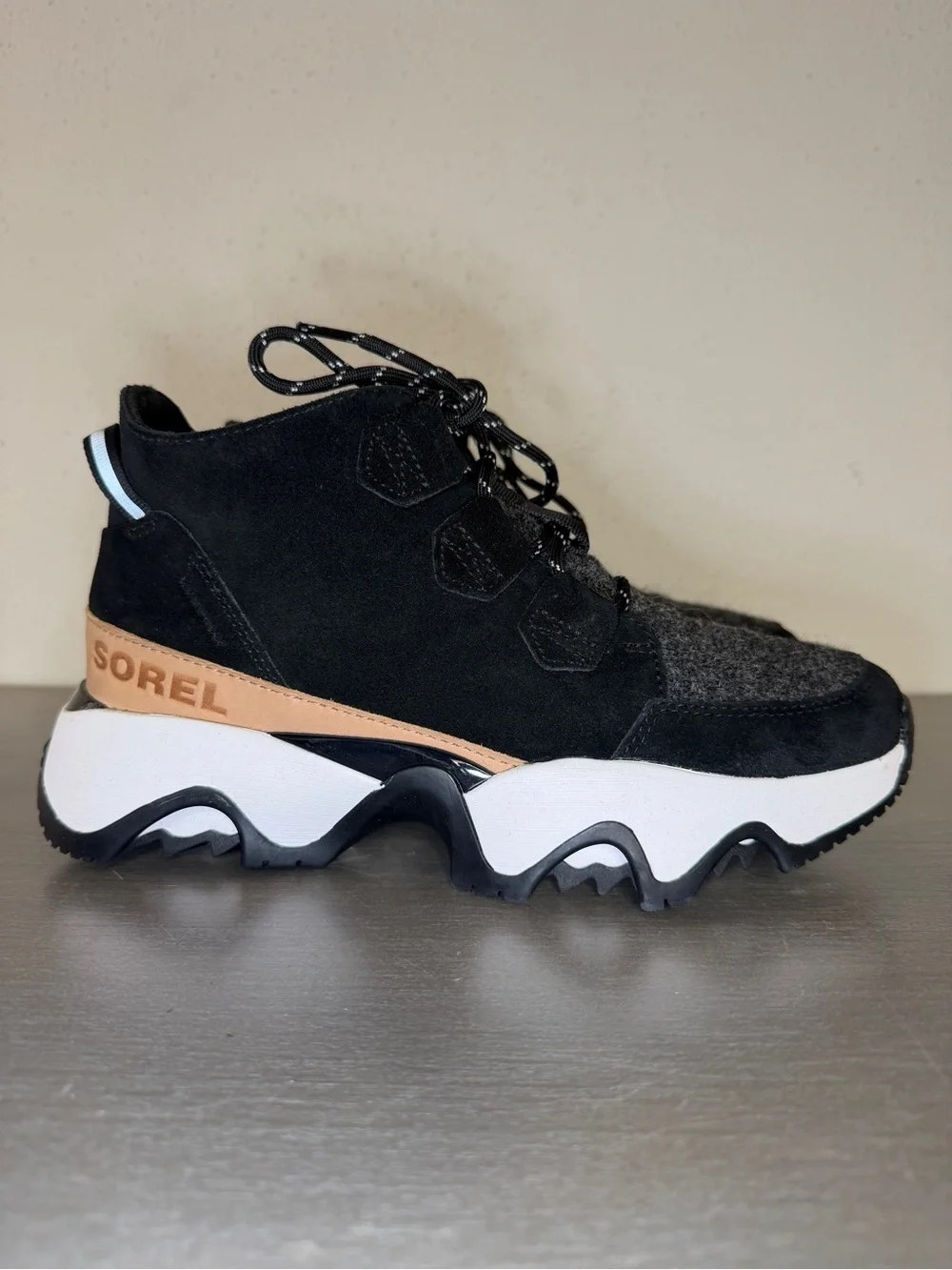 Sorel Kinetic Impact Caribou Women’s Black Sneaker Boots Size 7.5 Casual
